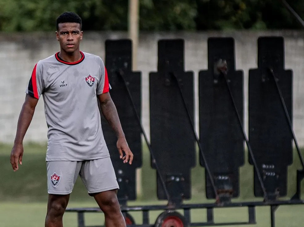 Felipe Vieira era titular do Vitória na Série B (Foto: Pietro Carpi/ECV)