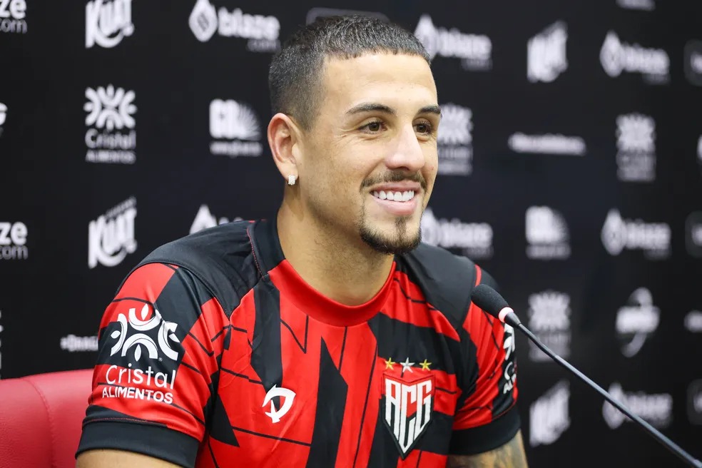 Matheus Peixoto celebra momento com o Atlético-GO (Foto: Ingryd Oliveira / ACG)