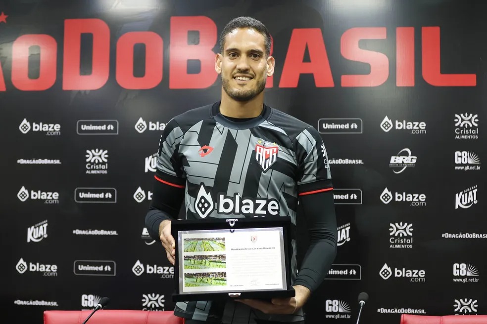 Goleiro Ronaldo recebe placa após sequência de defesas incríveis (Foto: Ingryd Oliveira / ACG)