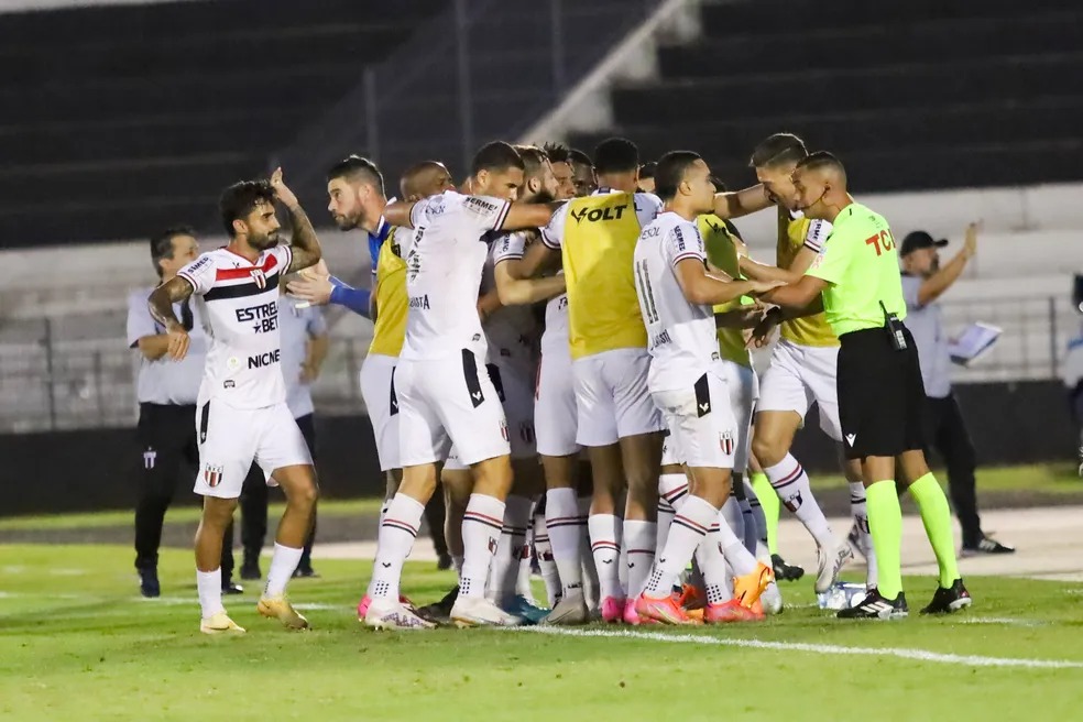 Lateral-direito celebra primeiro gol com a camisa do Botafogo-SP (Foto: Cleber Valera/Agência Botafogo)