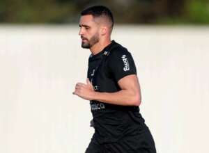 Fagner e Renato Augusto treinam com bola no Corinthians e animam Luxemburgo