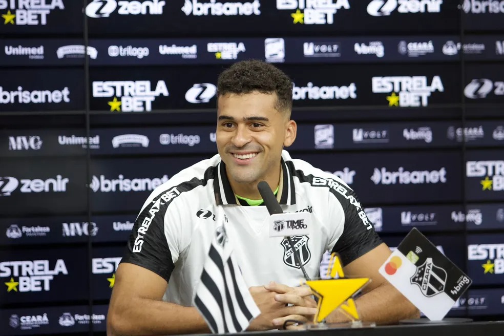 Emprestado pelo Grêmio, atacante do Caxias celebra dois gols sobre o Inter