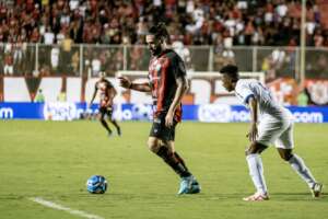 Vitória 3 x 0 Avaí - Leão se reabilita e retorna a liderança da Série B