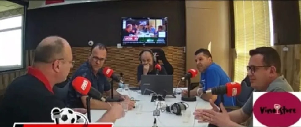 Dirigente da Chapecoense entra em estúdio de rádio para rebater comentaristas (Foto: Reprodução)