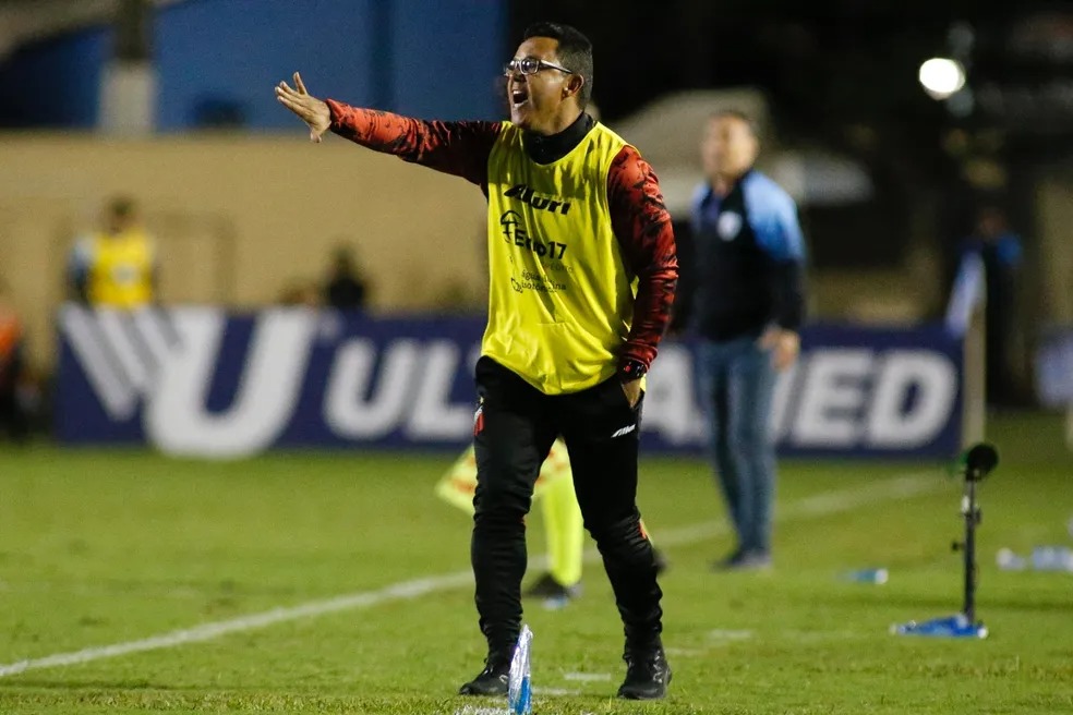 Marcinho comandando o Ituano na partida contra o Londrina (Foto: Miguel Schincariol/Ituano FC)