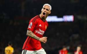 Antony é reintegrado ao Manchester United após acusações de agressão contra ex-namorada