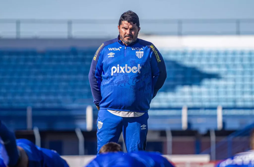 Diretoria do Avaí faz reunião com jogadores e cobra reação da Série B