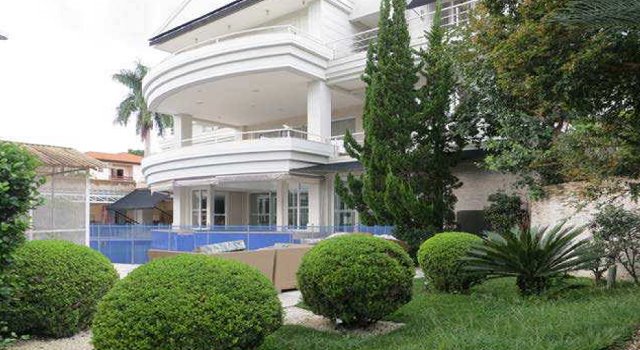 Cafu faz acordo e suspende venda de mansão de R$ 27 milhões em leilão