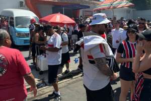 Cambistas fazem a festa nos arredores do Morumbi com ingressos de até R$ 1.500