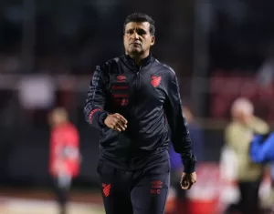 Wesley Carvalho exalta vitória do Athletico sobre Flamengo: 
