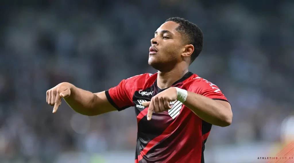 Vitor Roque sofre lesão ligamentar ‘sem necessidade de cirurgia’ e ainda pode jogar em 2023