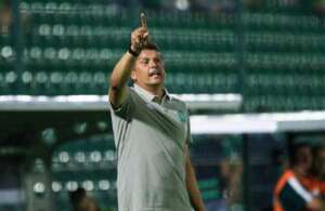 Série B: Claudinei Oliveira tenta quebrar tabu como mandante com a Chapecoense