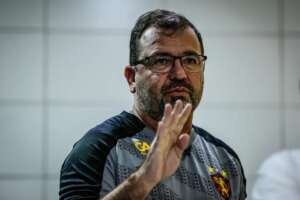 Série B: Técnico do Sport chama torcedor para briga após ser xingado