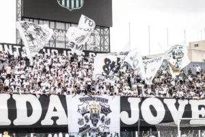 Torcida do Santos enche a Vila Belmiro para treino aberto antes de jogo com Vasco