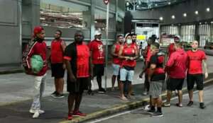 Torcida do Flamengo faz protesto em aeroporto, mas delegação do time evita contato