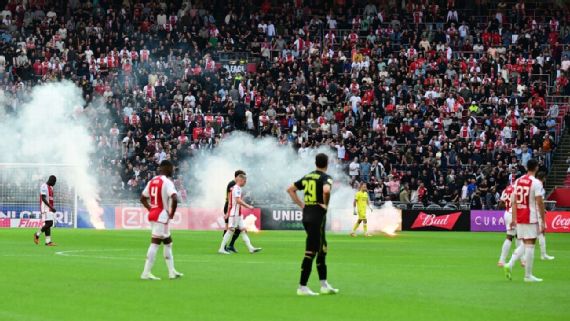 Clássico entre Ajax e Feyenoord é suspenso por arremesso de sinalizadores e vandalismo
