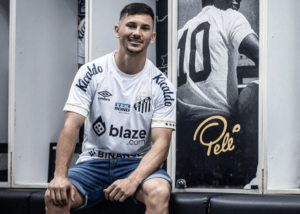 Maxi Silvera chega ao Santos com promessa de dedicação: 'Eu me sacrifico pelo time'