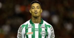 Suspenso, Alef Manga satiriza post do Coritiba para Jesé
