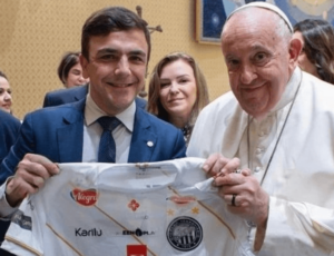 Série C: Papa Francisco abençoa camisa do Operário-PR a pedido de Deputado Federal