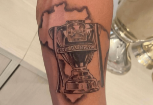 Rafinha tatua o troféu da Copa do Brasil no braço após conquista com o São Paulo