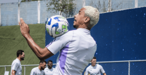 Matheus Pereira treina forte e chance de ir ao clássico sobe