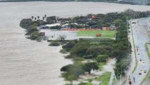 Rio Guaíba transborda e campos do CT do Internacional ficam totalmente alagados