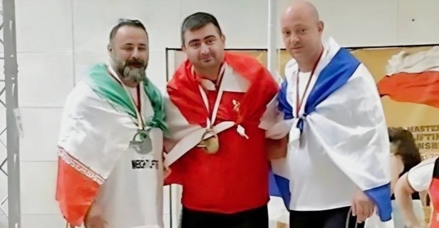 Halterofilista Iraniano é banido do esporte por aperto de mão em atleta de Israel