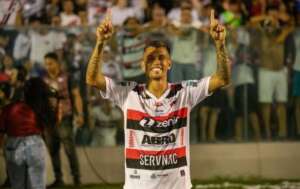 Rei do acesso, atacante conquista terceiro acesso nacional seguido