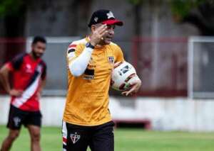 Série D: Há 21 jogos invicto, Paulinho Kobayashi pede 'pés no chão' para Ferroviário chegar à final