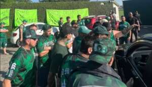 Torcida do Coritiba protesta no CT e pede saída de dirigentes após 7 derrotas seguidas