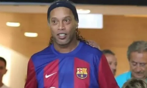 Ronaldinho ‘dribla’ torcedor que invadiu o campo em jogo de lendas do Barcelona
