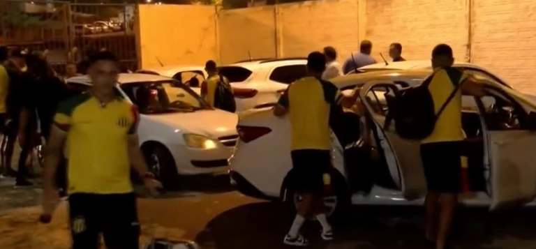 Série B: Ônibus do Sampaio Corrêa quebra e elenco chega ao estádio em comboio de táxis