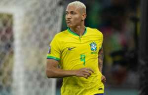 Diniz barra Richarlison e muda lateral em treino da seleção brasileira