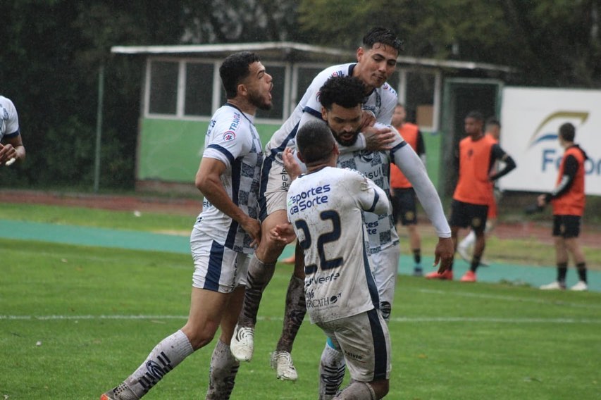 São José-RS comemora empate diante do São Bernardo-SP pela Série C (Foto: Kelly Bandeira / São José-RS)