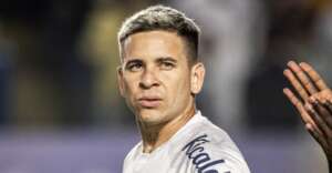 Soteldo se desculpa por expulsão na derrota do Santos: 