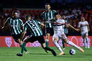 São Paulo 2 x 1 Coritiba - Tricolor tem dois gols anulados, mas vence e fica longe da degola
