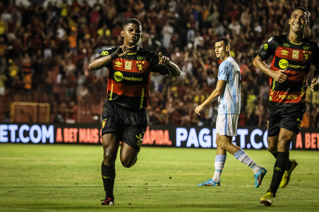 Sport goleia Londrina e sobe para a vice-liderança da Série B