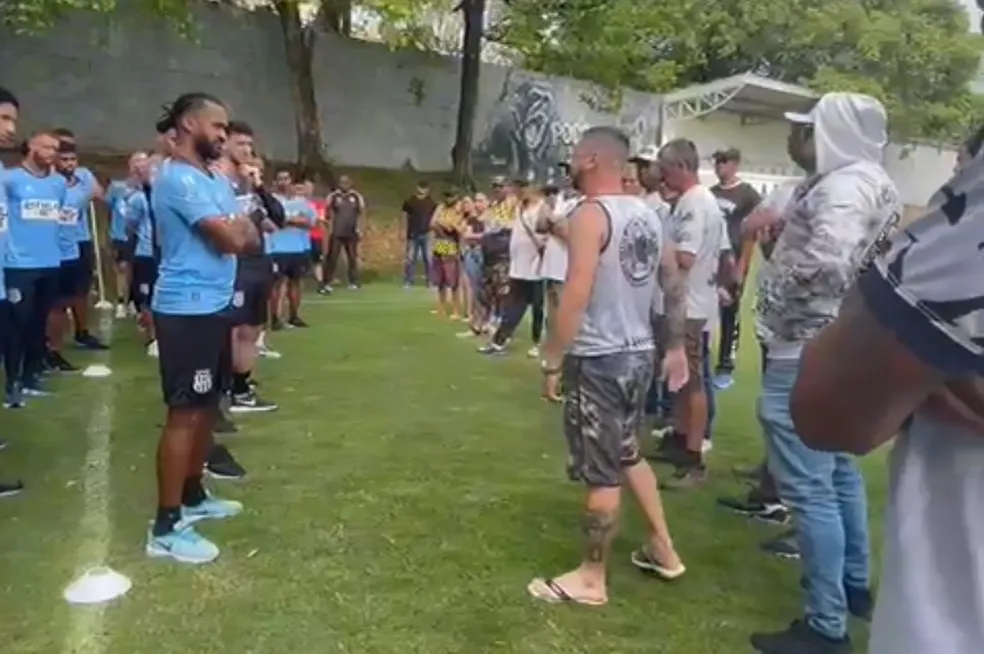 Série B: Torcida vai em treino e cobra elenco da Ponte Preta por má campanha