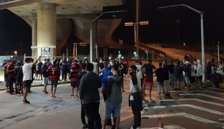 Torcida do Flamengo faz protesto em aeroporto, mas delegação do time evita contato 2 torcida flamengo