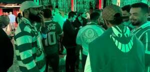 Torcida do Palmeiras 'invade' Argentina e dança tango com hino do time