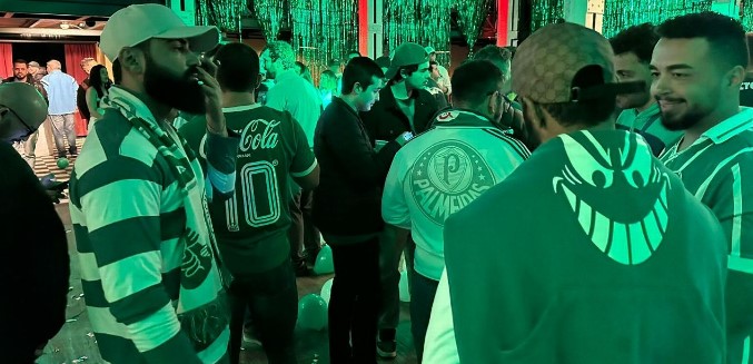 Torcida do Palmeiras ‘invade’ Argentina e dança tango com hino do time