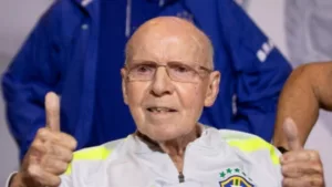 Zagallo recebe alta do hospital após 22 dias internado e comemora: 'Velho Lobo está on'