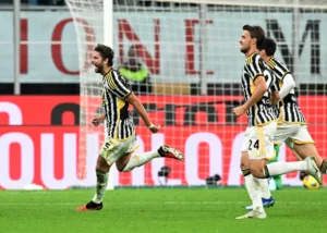 ITALIANO: Juventus aproveita expulsão, ganha do Milan por 1 a 0 e entra na briga pelo título