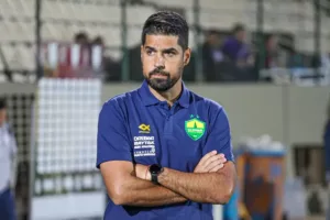 António Oliveira solta o verbo após derrota em Cuiabá: 'Estou mesmo com aquela cara de bo...'