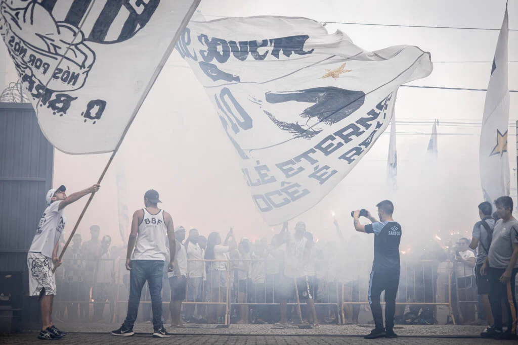 Torcida do Santos aparece em peso no CT Rei Pelé e apoia o time antes do clássico com Palmeiras