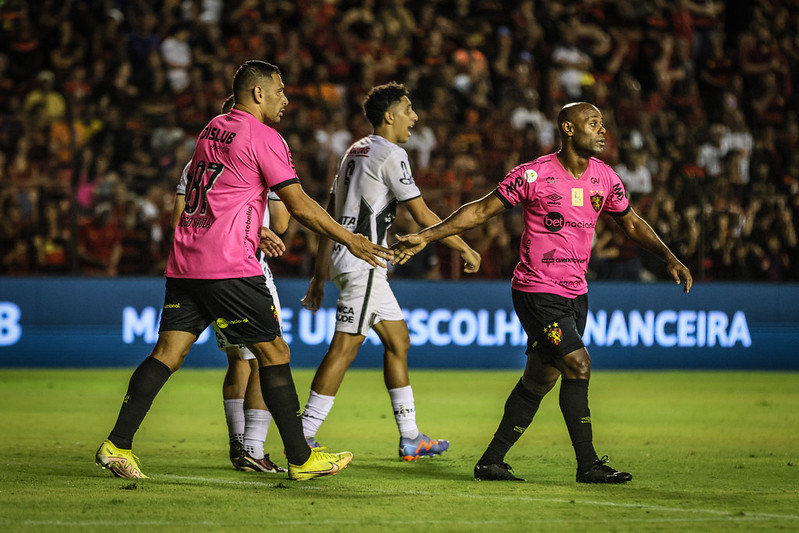 Artilheiro do time na temporada, Vagner Love pode ficar no banco do Sport (Foto: Rafael Bandeira / SCR)