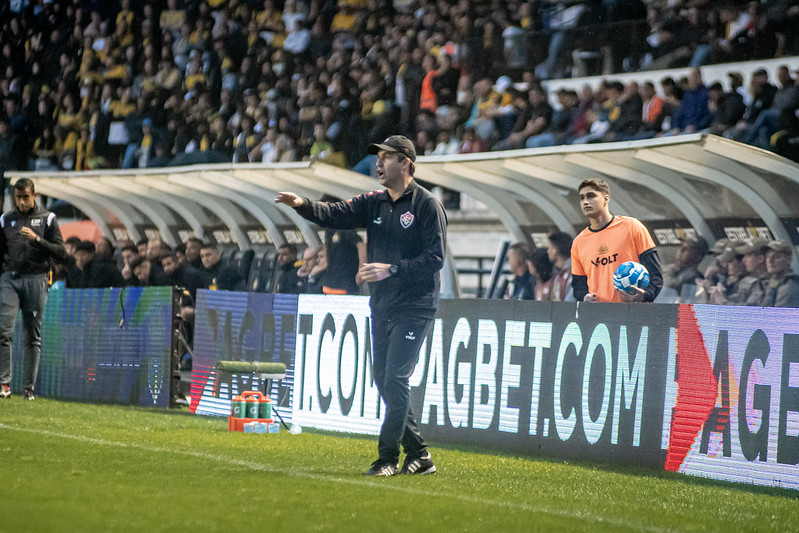 No Vitória desde o início da Série B, Léo Condé pode fazer história no clube baiano (Foto: Victor Ferreira/EC Vitória)