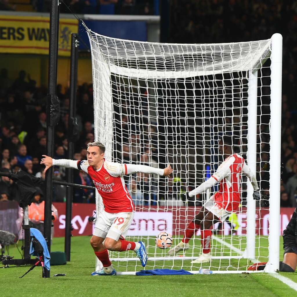 Arsenal sai atrás, mas busca empate com Chelsea no clássico