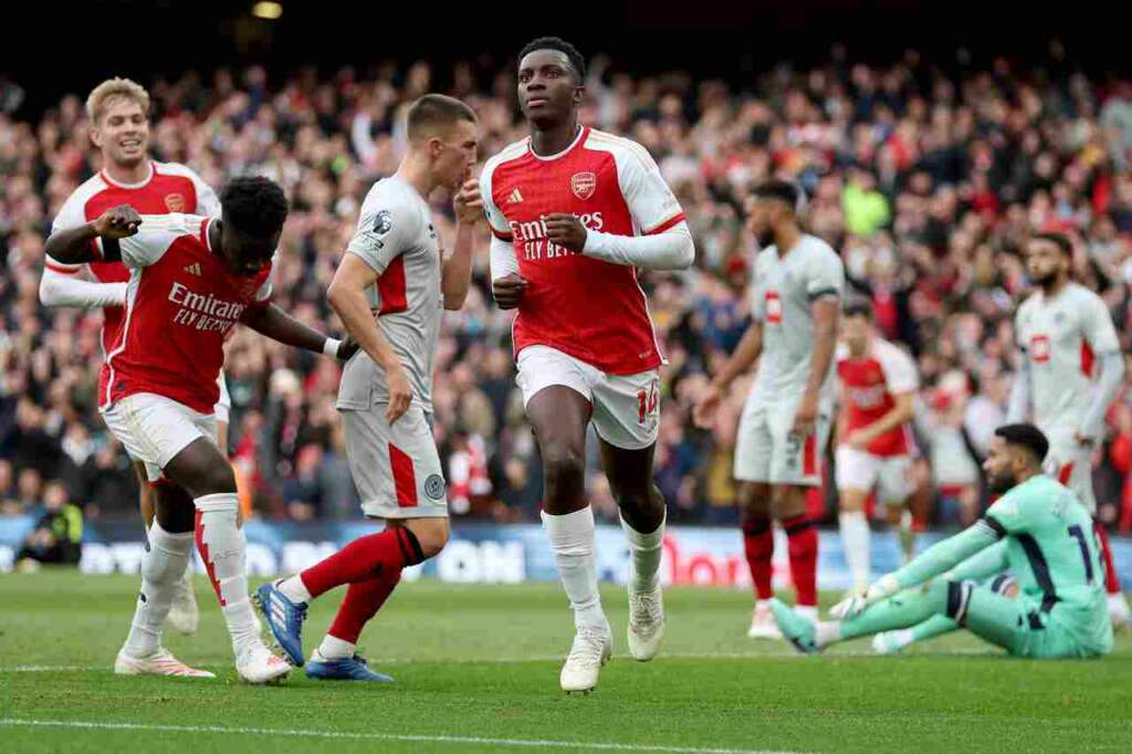 INGLÊS: Substituto de Gabriel Jesus, Nketiah faz 3 gols em vitória do Arsenal sobre lanterna Sheffield