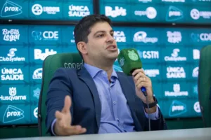 Dirigente banca comissão técnica e promete 